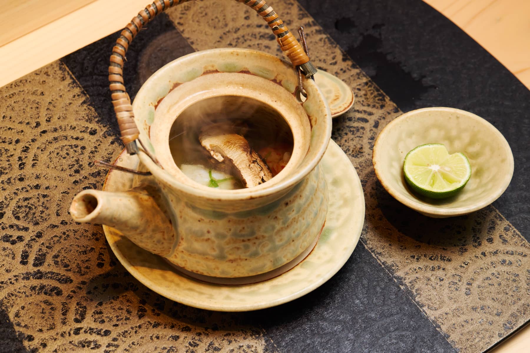 松茸と鱧の土瓶蒸し(車海老、鱧、銀杏、ゆりね、三つ葉)