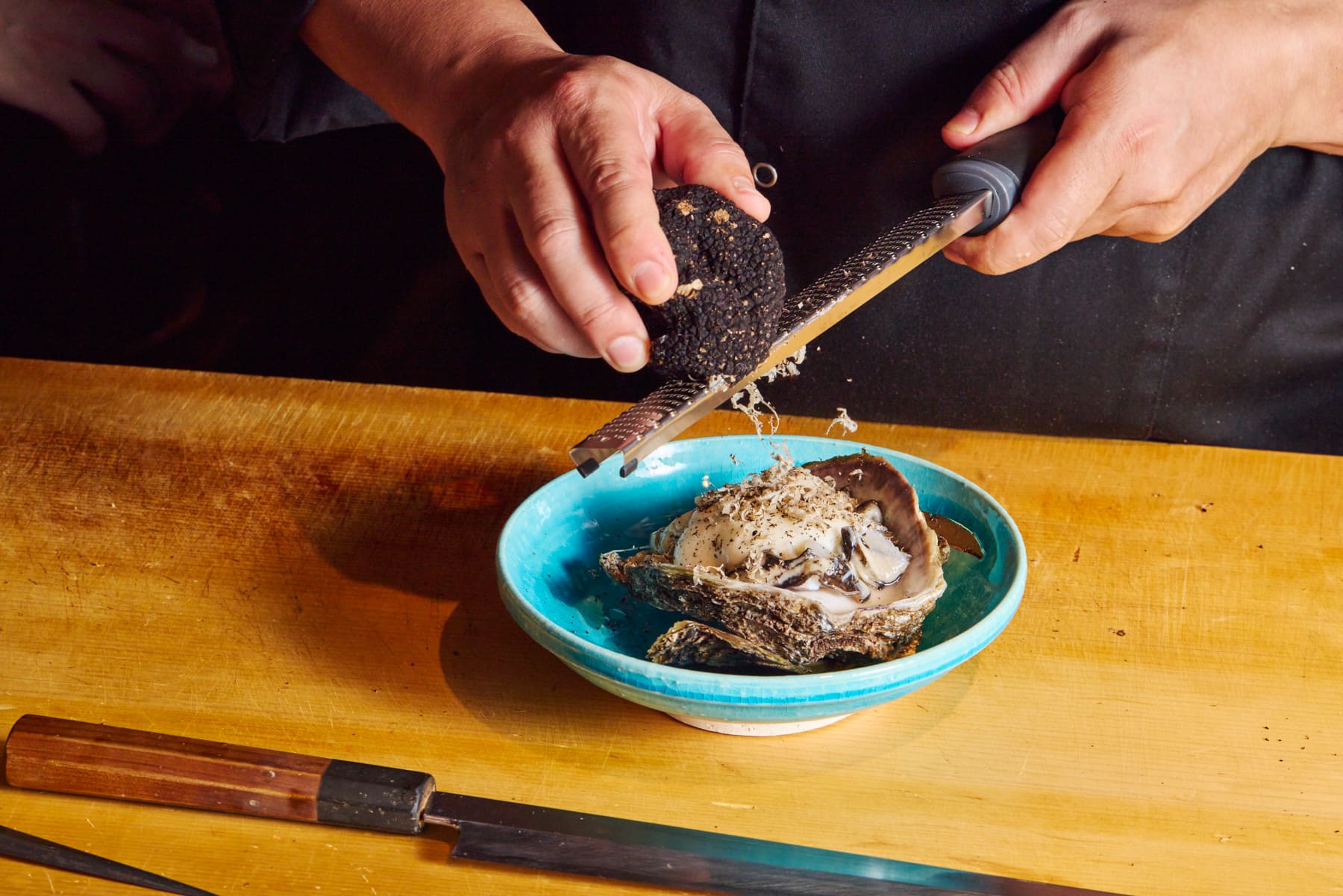 岩牡蠣カキジャガイモムースのせ、削りトリュフがけ