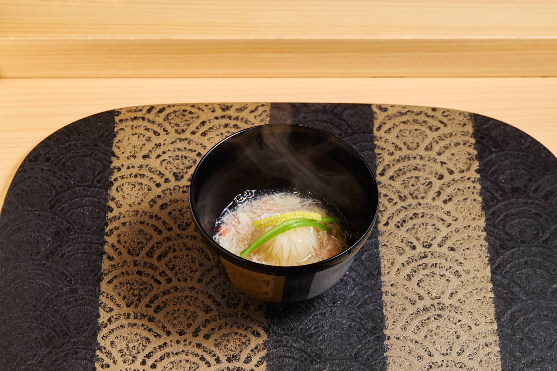 菊かぶら蟹真蒸あんかけ三つ葉と柚子を添えて