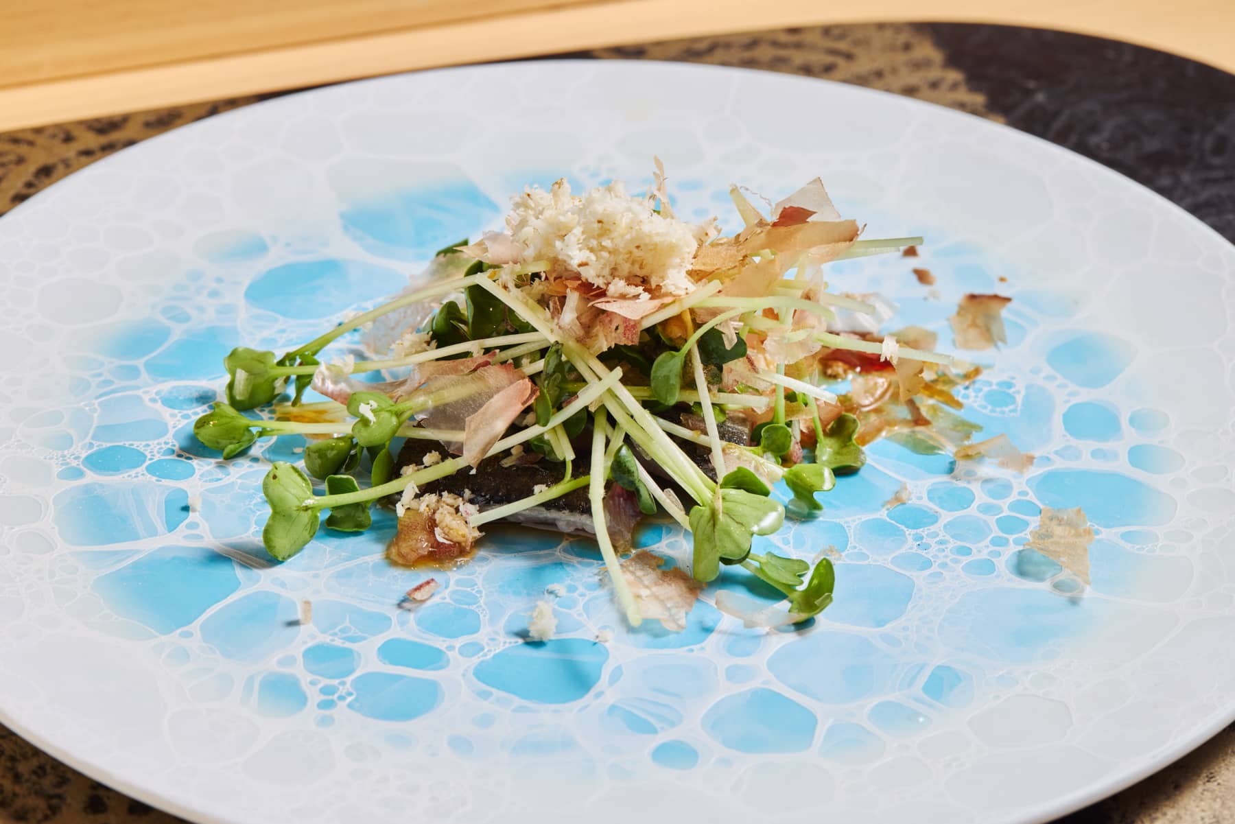 秋刀魚たたき(鰹節,ホースラティッシュ かいわれ,茗荷とともに)