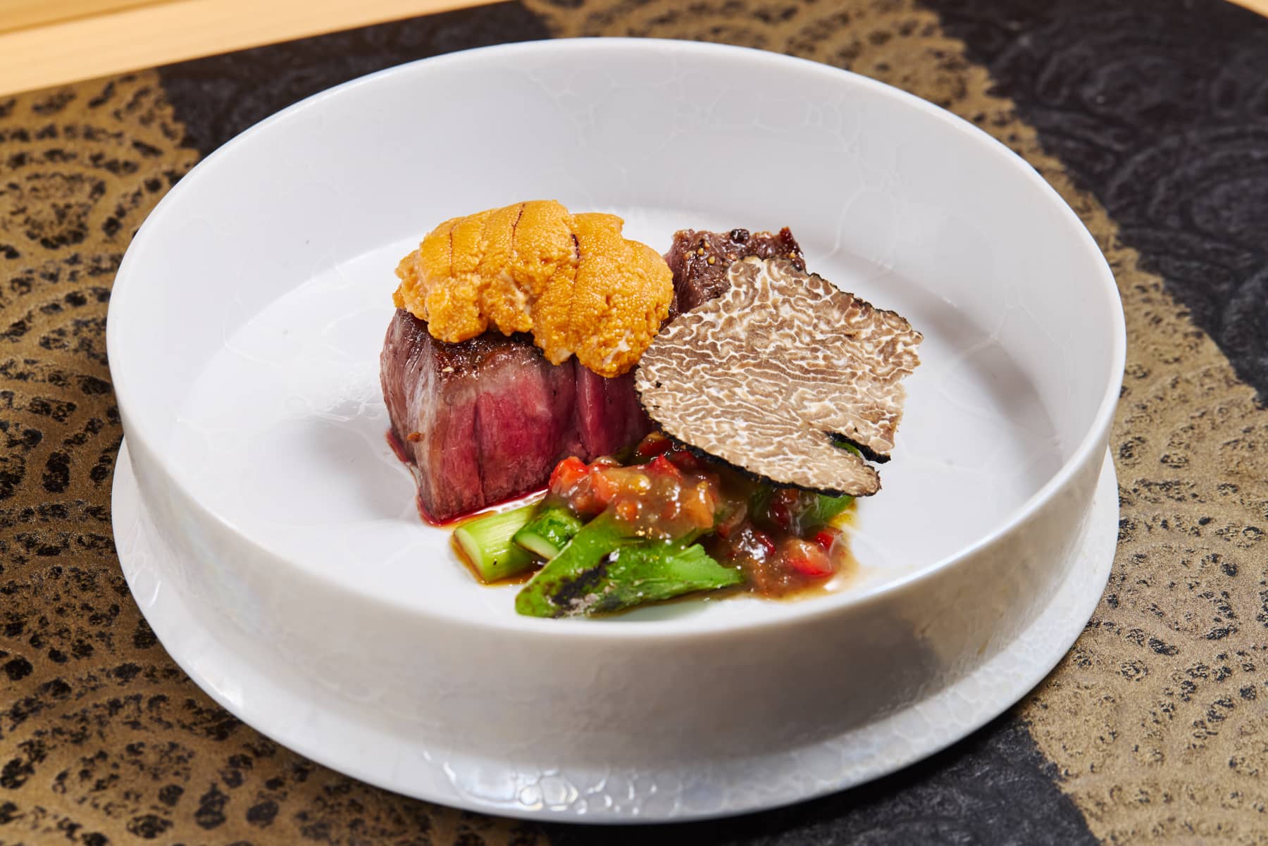 上ヒレ肉のステーキ パプリカソース付け合わせは(ウニ,トリュフ,アスパラ,万顔寺)