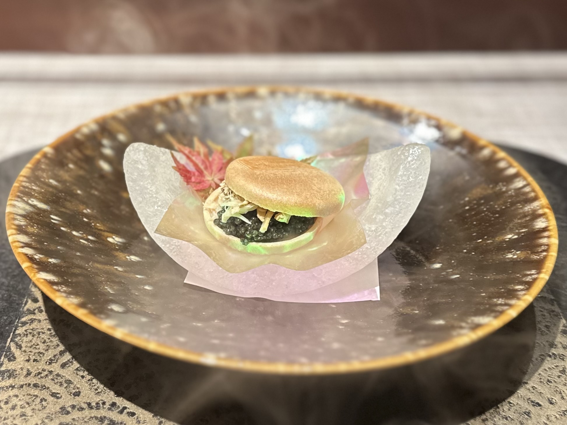 松茸と毛蟹の最中 燻製仕立て