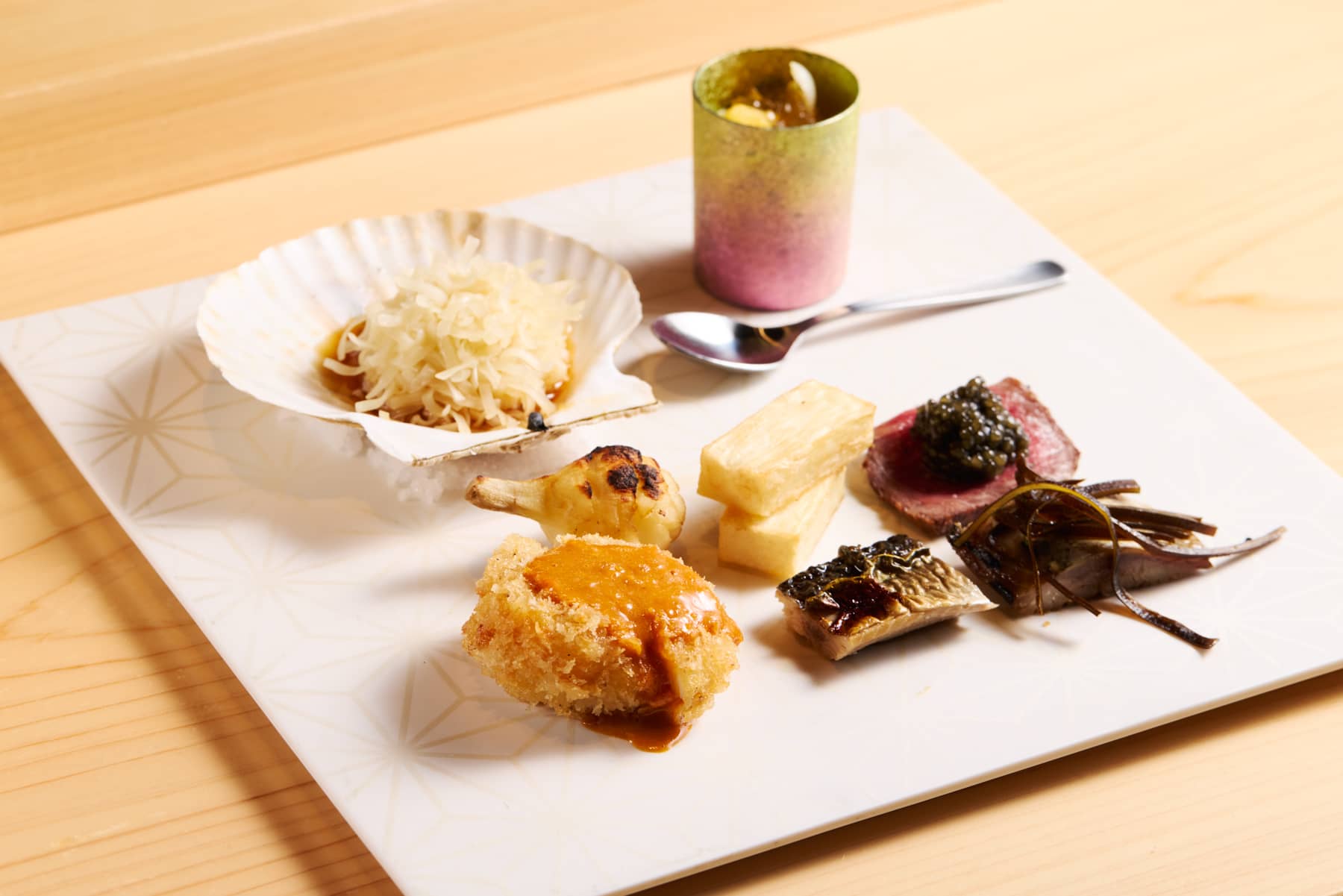 산마 (꽁치) 조림,가리비 튀김 성게알 소스,쿠와이 (왜밤) 솔방울 구이,오징어 슈마이,감 나마스 (초무침),소고기 로스트 캐비어 올림,자연산 마 튀김