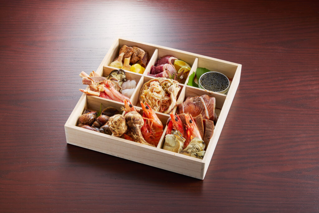 鮨悠 謹製おせち三段重の一段。キャビア・蟹・海老・牡蠣などを詰めたお重