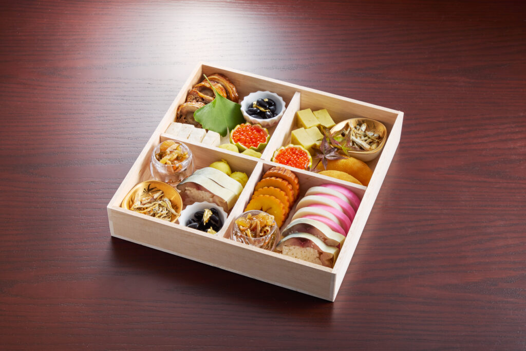 鮨悠 謹製おせち三段重の一段。黒豆・いくら・伊達巻・鯖寿司などの祝い肴を詰めたお重